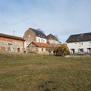 France (Creuse) ​​beautiful property consisting of two houses, several outbuildings and a large plot of 1.3 hectares.></noscript>
                                                        <span class=