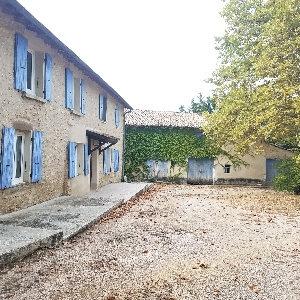 CHARMANTE FERME ET SON EXPLOITATION AGRICOLE AU PIED DU VERCORS DROME FRANCE ></noscript>
                                                        <span class=