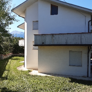 Vendo Villa in zona tranquilla immersa nel verde.></noscript>
                                                        <span class=