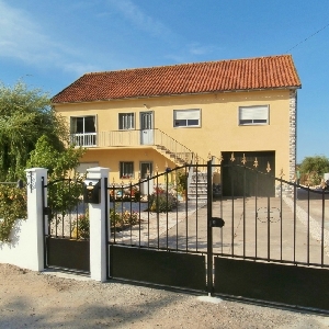 Spacious 4/5 Bed House near Tomar & Torres Novas></noscript>
                                                        <span class=