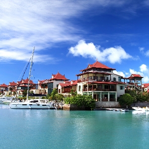 Apartamento de três Quartos ao longo de Dois andares, localizado em uma bela Marina.></noscript>
                                                        <span class=