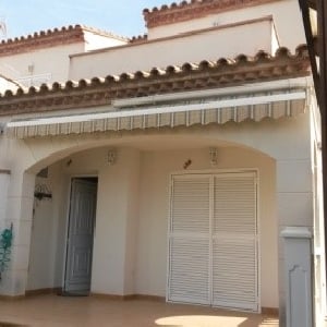 Casa adosada con jardín y piscina></noscript>
                                                        <span class=