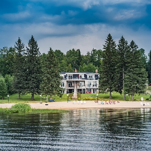 SUPERBE APPARTEMENT en copropriété au bord d'UN DES PLUS BEAUX LACS au Québec (Laurentides)></noscript>
                                                        <span class=