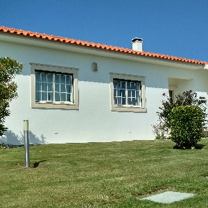 Image Villa á la campagne ensoleillée avec terrain, vue relaxante 0