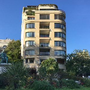 Belo estúdio renovado em um magnífico edifício em Paris Trocadero></noscript>
                                                        <span class=