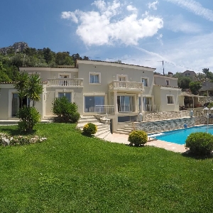 Luxury villa located in the South of France></noscript>
                                                        <span class=